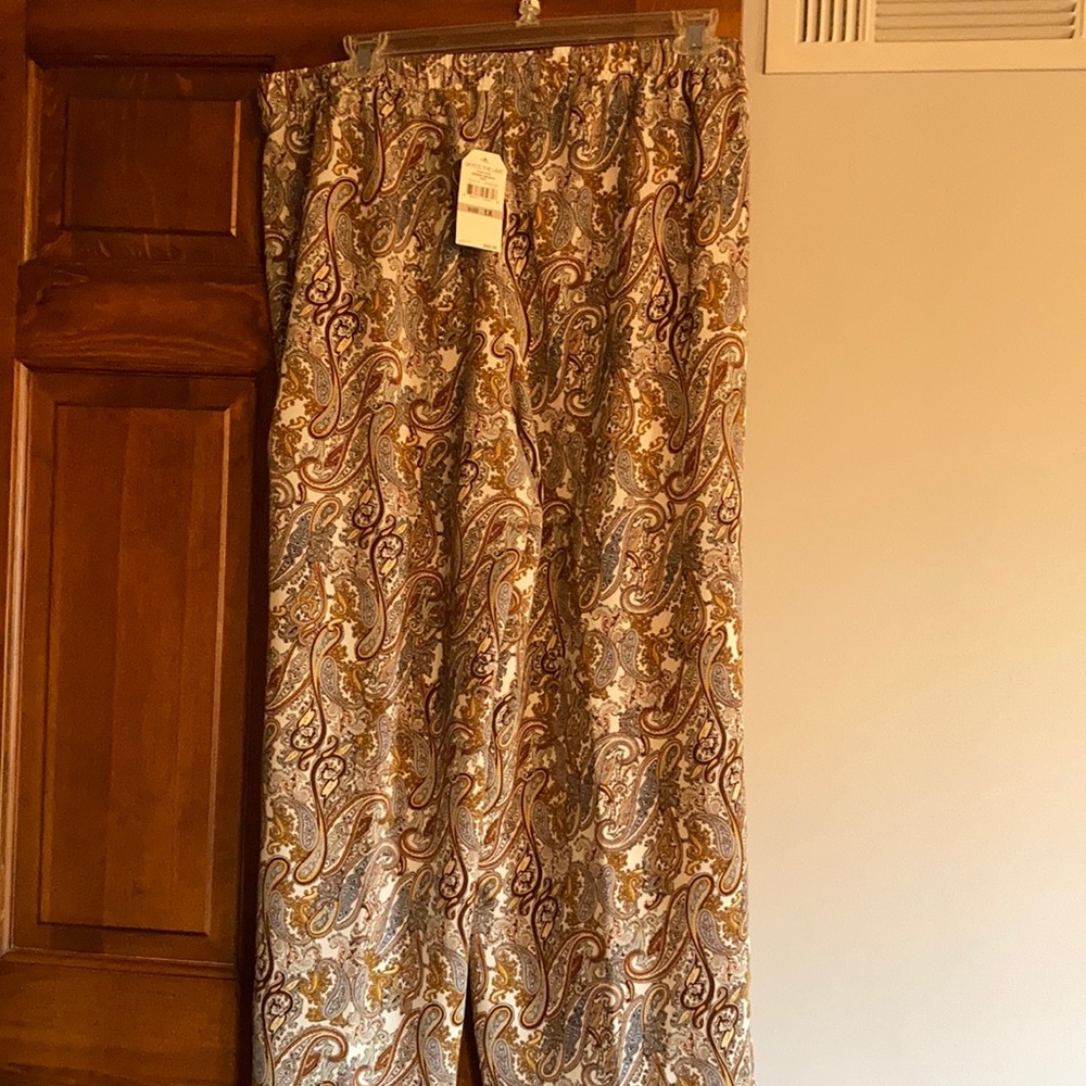 Women’s 1X paisley flowing pants NWT. Print is brown and gold. Skyes the Limit